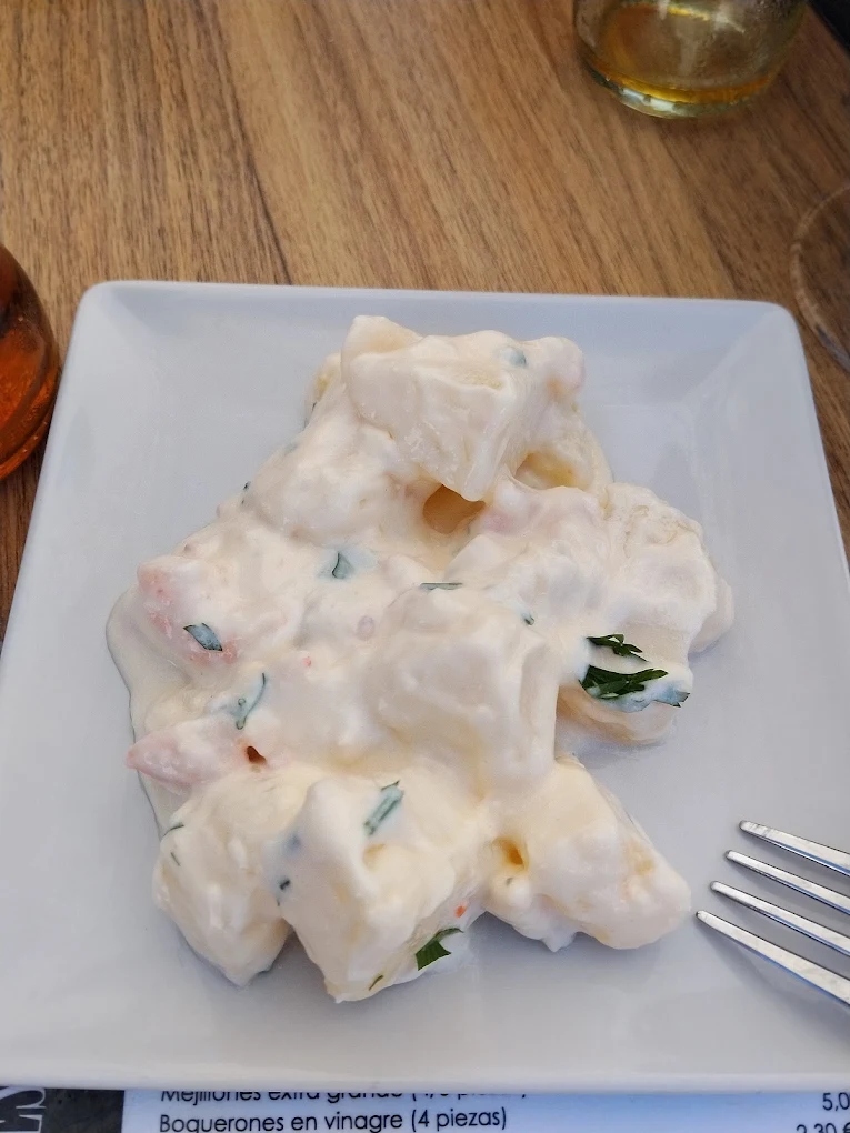 Papas con alioli y gambas