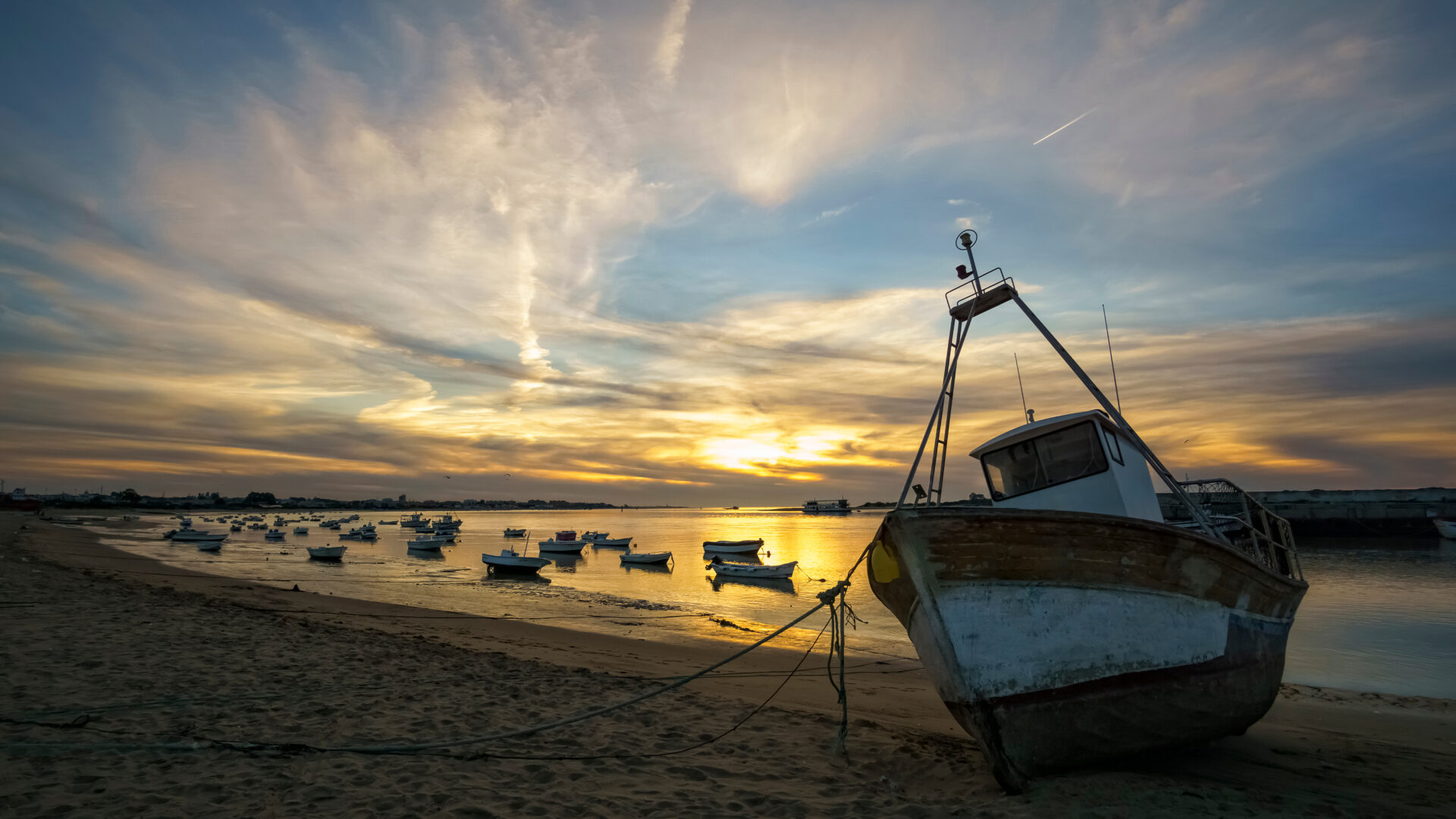 Barco en la playa de Bonanza al atardecer