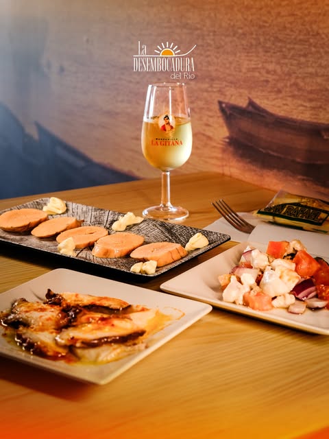 Copa de Manzanilla La Gitana y tapas marineras junto al río